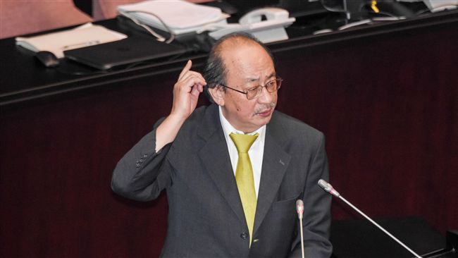 柯建銘遇擊後　20警「護駕」過馬路