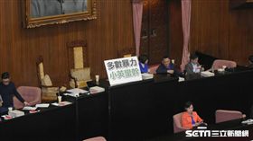 國民黨占據立法院主席台。（記者林敬旻攝影）
