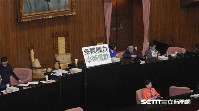 勞基法修法　國民黨團拂曉占據主席台