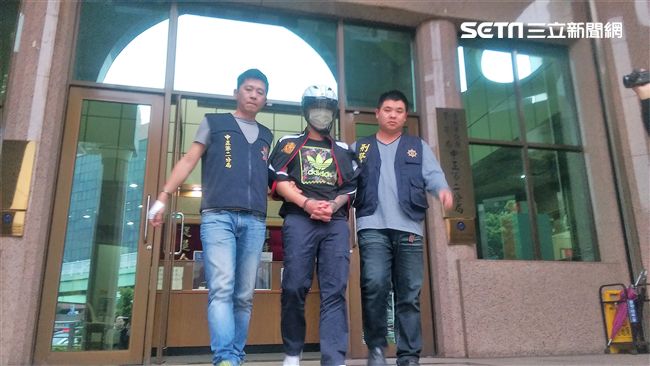 校門口開槍逮毒販　警：符合用槍規定