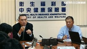 台北市立聯合醫院副總院長璩大成（左）說明北市聯醫「藍鵲居家醫療整合照護團隊」服務。（圖／楊晴雯攝）