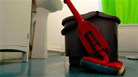 拖地,拖把。▲圖／攝影者Dave Crosby, flickr CC License
https://www.flickr.com/photos/wikidave/6775312856/