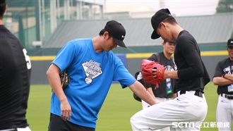 王建民投入訓練營　親自下場蹲捕接球