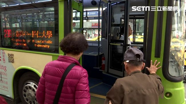 北市府抓公車停靠區違停　每月逾百件