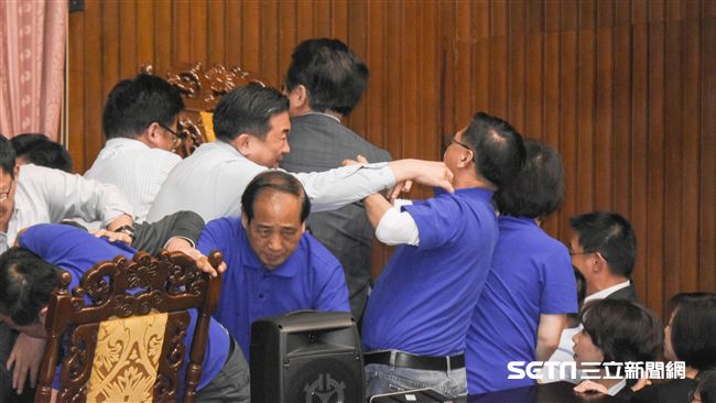 往死裡打？　國民黨控王定宇勒脖架拐