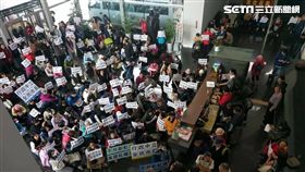 台中「為下一代站出來聯盟」抗議中市府升彩虹旗(圖/路易士提供)