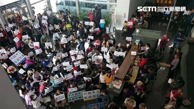 中市擬升彩虹旗　反同婚民眾闖議會