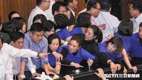 一例一休,抗議,七天假,國民黨,勞基法,民進黨　圖／記者林敬旻攝