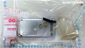 警方前往中和區興南路民宅一舉逮獲薛男及劉女這對毒鴛鴦，並起獲安非他命76公克等證物（翻攝畫面）