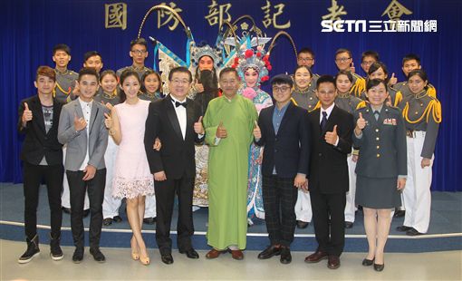 國軍第50屆文藝金像獎頒獎晚會12月14日登場，以「薪傳五十-傳承與創新」為主題首辦頒獎晚會，內容包括戲劇小品、軍歌傳唱、戲劇薪傳等等精彩節目。（記者邱榮吉/攝影）