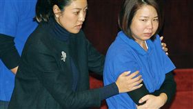 林麗嬋手受傷回座休息
立法院院會6日處理攸關勞工週休二日的勞基法部分條
文修正草案，協商沒結果，民進黨與國民黨立委爆肢體
衝突，國民黨立委林麗嬋（右）手受傷回座休息。／中央社