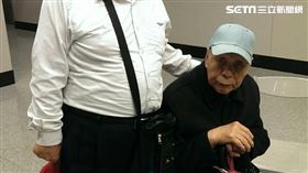 郭姓老榮民搭計程車遭2名司機接連丟包，由兩名警員替他找到回家的路（翻攝畫面）