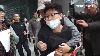 女持彩虹旗闖反同婚團體　遭熊抱出場