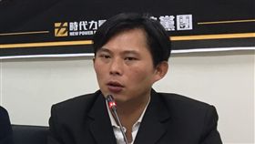 勞基法三讀 黃國昌：努力不夠 非常遺憾
立法院6日三讀通過勞基法，刪除勞工7天假。時代力量執行黨主席黃國昌（右）說，時力透過每個場合說理、實質辯論，但因努力不夠，「沒版法案照希望的條文通過，感覺非常遺憾」。／中央社