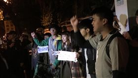 青年團體至總統官邸噴漆　圖／勞團提供