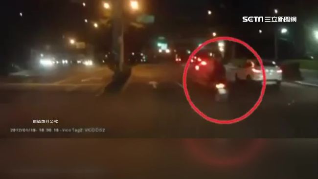 惡煞不滿被按喇叭　竟持鋁棒當街砸車