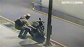 龔女到中和訪友時將牛肉炒飯置於機車腳踏板上遭翁男偷走（翻攝畫面）