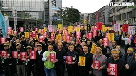 中藥商包圍衛福部抗議爭取丹膏丸散調劑權。（圖／楊晴雯攝）