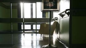 16:9
有洋蔥…「謝謝你們沒讓爸爸在走廊上等死」　三女磕頭跪謝
示意圖／攝影者P.H--Jack, Flickr CC License
https://www.flickr.com/photos/shin_focus/3995158194/in/photolist-763ekQ-7WowXU-763e8o-MuK6-9ug5DB-75YkQx-ix26w1-8RFwNc-8fpHBs-8zsoCA-rVnSTx-oDrYAC-scPQ4T-5G5jDV-aLF4uk-scPLcV-aLFcmB-jVVPAt-o5PwoQ-8hueQk-92rbdr-6ssT7N-8fmrWz-8fms8X-scD9VQ-ix1PNP-aLF2wa-rTsvVF-7RyjNX-aLF18i-aLEYUR-aLEWsZ-8fpHM1-aLEU9B-4Duhg9-aLEPqg-scPSHF-aLFaS6-cE2r1y-ix1VKt-prKb7v-jVTo2e-ix2qkH-8fmsxe-8fmsWi-8fms1v-rfPD4A-ix24Ef-3RctQ5-ix28Pj