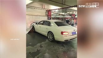 停車忘拉手煞　千萬賓利「一頭撞爛」