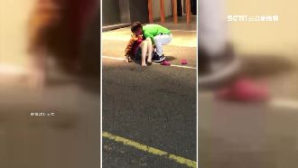 揪感心！暖男店員伸手援助倒地婦人