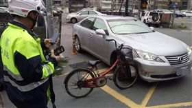 腳踏車撞上LEXUS凌志／爆料公社