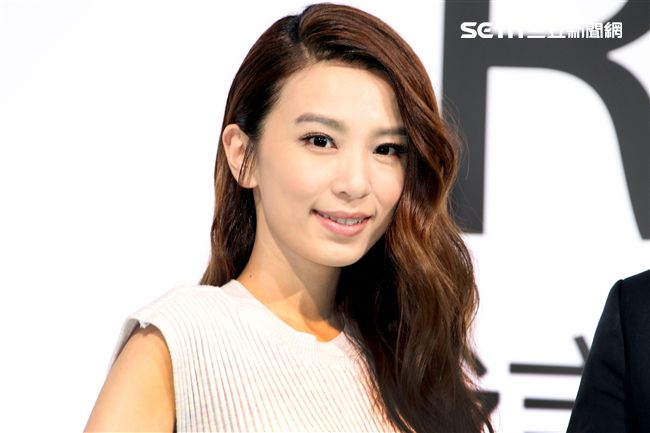 田馥甄代言手機玩自拍。（記者邱榮吉/攝影）