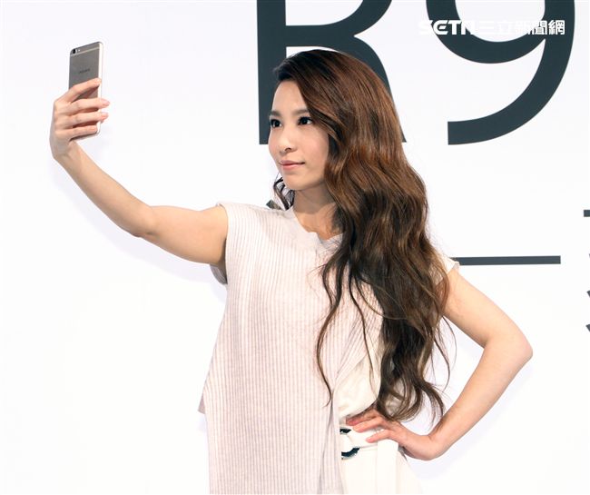 田馥甄代言手機玩自拍。（記者邱榮吉/攝影）