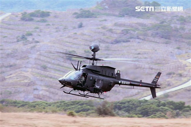 陸軍航特部OH-58奇奧瓦偵察直升機和AH-1W眼鏡蛇攻擊直升機偕同作戰，將來有可能由AH-64A阿帕契攻擊直升機替換AH-1W。（記者邱榮吉/攝影）