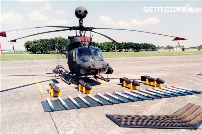 陸軍航特部OH-58奇奧瓦偵察直升機和AH-1W眼鏡蛇攻擊直升機偕同作戰，將來有可能由AH-64A阿帕契攻擊直升機替換AH-1W。（記者邱榮吉/攝影）