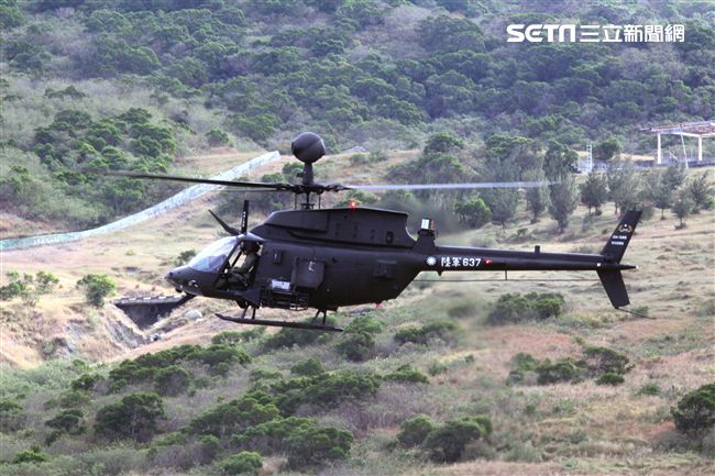 陸軍航特部OH-58奇奧瓦偵察直升機和AH-1W眼鏡蛇攻擊直升機偕同作戰，將來有可能由AH-64A阿帕契攻擊直升機替換AH-1W。（記者邱榮吉/攝影）