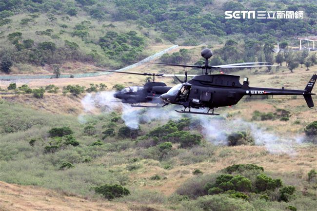 陸軍航特部OH-58奇奧瓦偵察直升機和AH-1W眼鏡蛇攻擊直升機偕同作戰，將來有可能由AH-64A阿帕契攻擊直升機替換AH-1W。（記者邱榮吉/攝影）