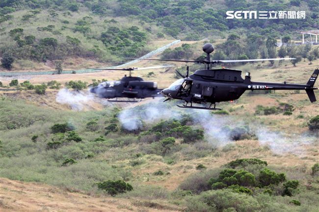 陸軍航特部OH-58奇奧瓦偵察直升機和AH-1W眼鏡蛇攻擊直升機偕同作戰，將來有可能由AH-64A阿帕契攻擊直升機替換AH-1W。（記者邱榮吉/攝影）