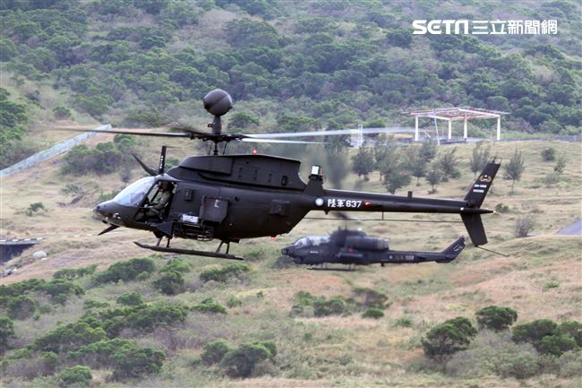 陸軍航特部OH-58奇奧瓦偵察直升機和AH-1W眼鏡蛇攻擊直升機偕同作戰，將來有可能由AH-64A阿帕契攻擊直升機替換AH-1W。（記者邱榮吉/攝影）