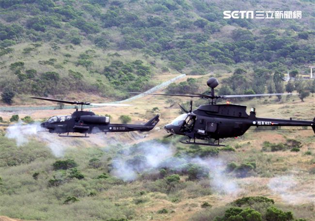 陸軍航特部OH-58奇奧瓦偵察直升機和AH-1W眼鏡蛇攻擊直升機偕同作戰，將來有可能由AH-64A阿帕契攻擊直升機替換AH-1W。（記者邱榮吉/攝影）