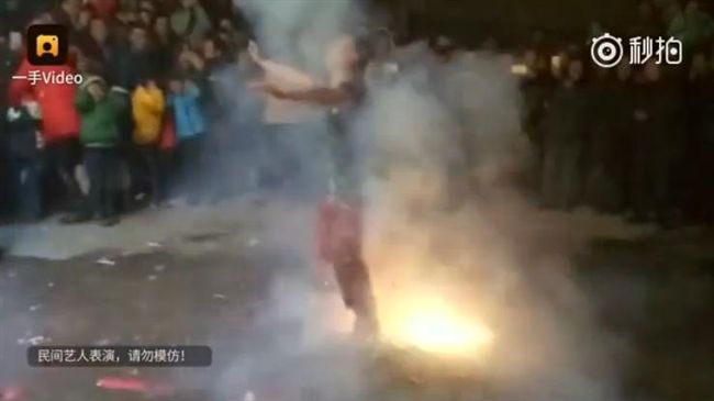 街頭藝人玩好大　當眾上演「炸雞」秀