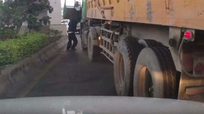 吵架忘拉手煞車　大卡車倒退嚕險釀禍