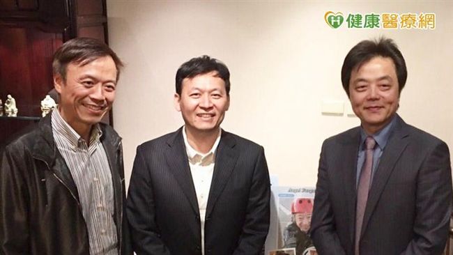 散光導致頭痛險釀禍　併發白內障