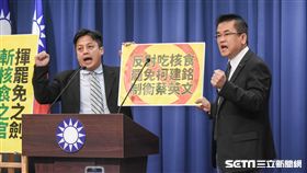 文傳會副主委鄭世維與李明賢8日在國民黨中央黨部舉行「揮罷免之劍、斬核食之官」記者會，表示將在明年1月對支持日本核災食品進口的民進黨立委發起罷免行動。　圖／記者林敬旻攝