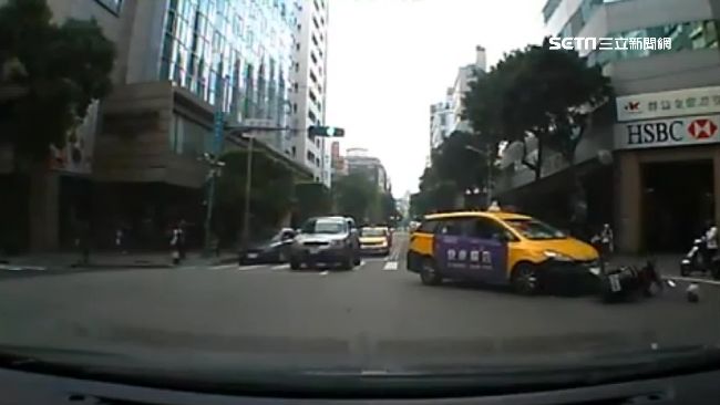小黃違規左轉　機車閃避不及慘遭撞飛