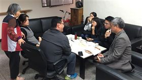 疑食物中毒  基隆百福國中畢旅26人就醫
基隆市百福國中5日畢業旅行，學生前往劍湖山世界遊
玩，入住劍湖山王子飯店，返家後有26人就醫，衛生局
初步研判，疑似是學生自行活動時，購買的食物引起食
物中毒。圖為教育處派員到校了解情形。
（基隆市政府教育處提供）
中央社記者王朝鈺傳真  105年12月8日