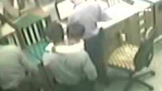 警察叔叔肩膀好暖　走失童熊抱淚崩