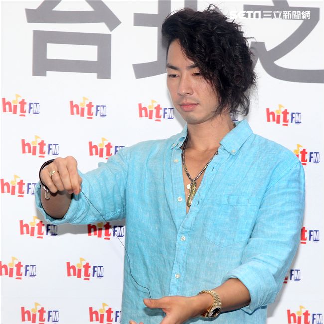 吳建豪新專輯《#MWHYB 音樂不羈》已經正式發行 ，層在人氣節目《爸爸去哪兒》客串與夏天的互動感動了許多觀眾，兩人一起畫畫，再現彼此間的好感情。（記者邱榮吉/攝影）