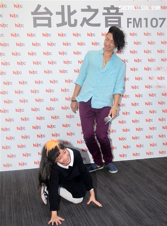 吳建豪新專輯《#MWHYB 音樂不羈》已經正式發行 ，層在人氣節目《爸爸去哪兒》客串與夏天的互動感動了許多觀眾，兩人一起畫畫，再現彼此間的好感情。（記者邱榮吉/攝影）