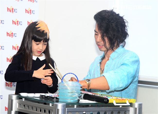 吳建豪新專輯《#MWHYB 音樂不羈》已經正式發行 ，層在人氣節目《爸爸去哪兒》客串與夏天的互動感動了許多觀眾，兩人一起畫畫，再現彼此間的好感情。（記者邱榮吉/攝影）