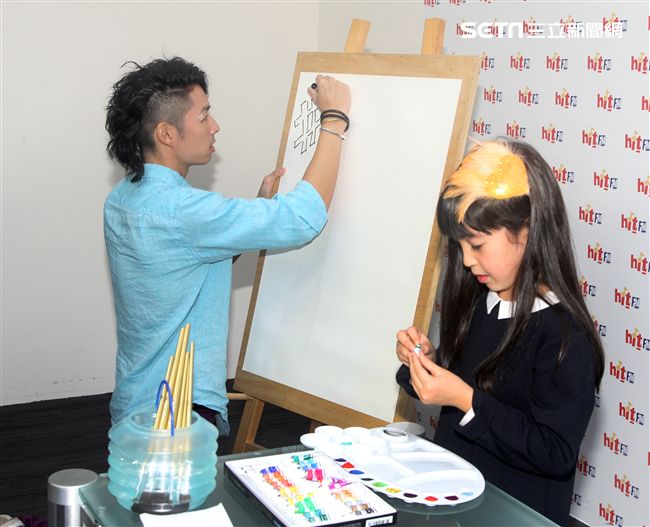 吳建豪新專輯《#MWHYB 音樂不羈》已經正式發行 ，層在人氣節目《爸爸去哪兒》客串與夏天的互動感動了許多觀眾，兩人一起畫畫，再現彼此間的好感情。（記者邱榮吉/攝影）