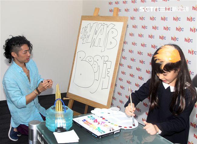 吳建豪新專輯《#MWHYB 音樂不羈》已經正式發行 ，層在人氣節目《爸爸去哪兒》客串與夏天的互動感動了許多觀眾，兩人一起畫畫，再現彼此間的好感情。（記者邱榮吉/攝影）