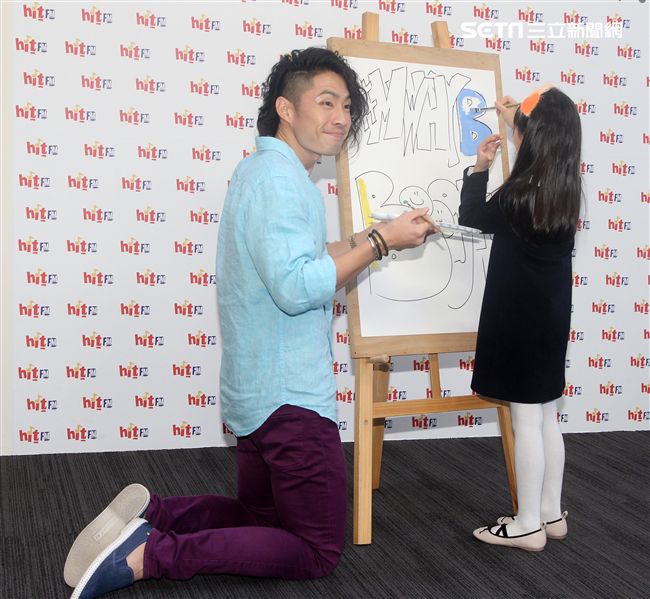 吳建豪新專輯《#MWHYB 音樂不羈》已經正式發行 ，層在人氣節目《爸爸去哪兒》客串與夏天的互動感動了許多觀眾，兩人一起畫畫，再現彼此間的好感情。（記者邱榮吉/攝影）
