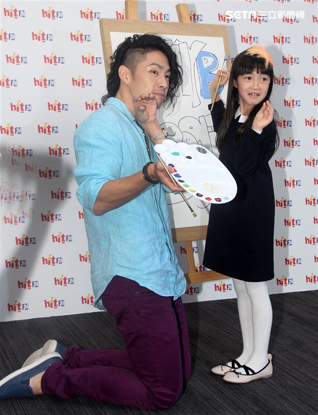 吳建豪新專輯《#MWHYB 音樂不羈》已經正式發行 ，層在人氣節目《爸爸去哪兒》客串與夏天的互動感動了許多觀眾，兩人一起畫畫，再現彼此間的好感情。（記者邱榮吉/攝影）