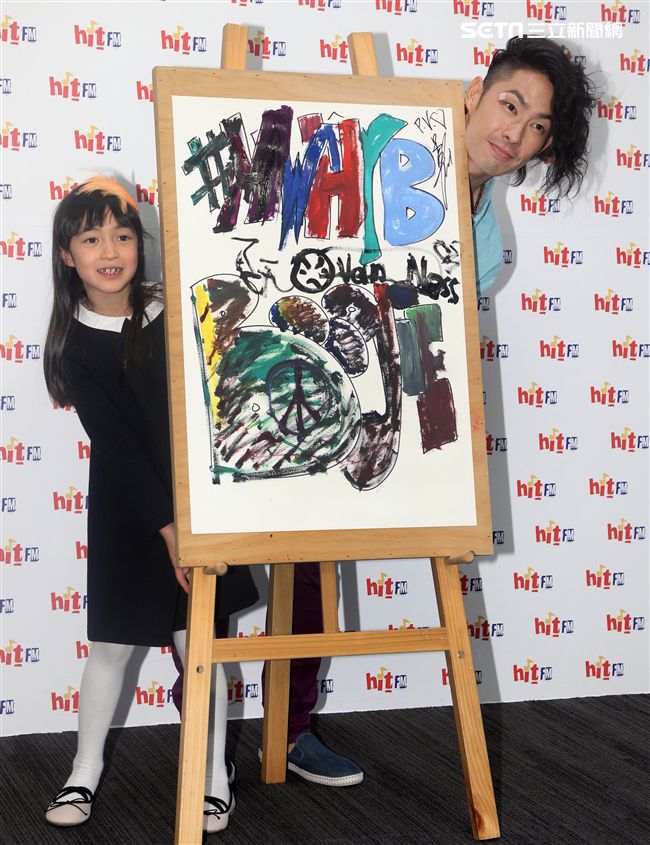 吳建豪新專輯《#MWHYB 音樂不羈》已經正式發行 ，層在人氣節目《爸爸去哪兒》客串與夏天的互動感動了許多觀眾，兩人一起畫畫，再現彼此間的好感情。（記者邱榮吉/攝影）